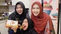 Potret Oki Setiana Dewi Saat Kumpul dan Makan Bareng Keluarga