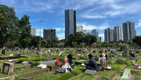 Potret Warga Ziarah Makam di Hari Lebaran