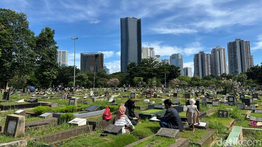 Potret Warga Ziarah Makam di Hari Lebaran Potret Warga Ziarah Makam di Hari Lebaran