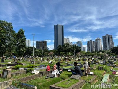 Potret Warga Ziarah Makam di Hari Lebaran