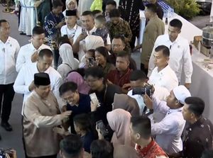 Prabowo Keliling Istana Salami Warga Saat Open House
