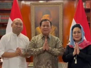 Diapit Titiek dan Didit, Prabowo Ucapkan Selamat Idulfitri Diapit Titiek dan Didit, Prabowo Ucapkan Selamat Idulfitri