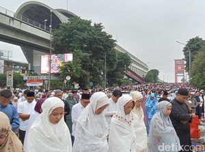 Warga Palembang Tetap Berantusias Salat Id Meski Mendung-Jalan Basah