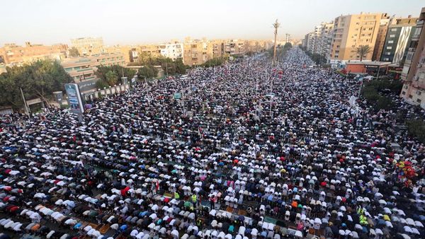 Ribuan Orang Salat Id di Masjid El-Seddik Mesir