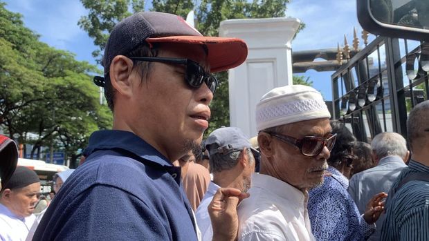 Sejumlah warga tunanetra dari Meruya, Jakarta Barat, tiba ke gelar griya atau open house Presiden Prabowo Subianto di Istana Kepresidenan, Senin (31/3/2025). Mereka ingin menyodorkan doa untuk Prabowo sehat dan berhasil memimpin Indonesia.