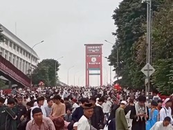 Video Jembatan Ampera Dipenuhi Warga untuk Salat Idul Fitri