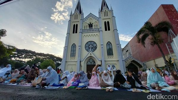 Momen Toleransi Saat Warga Malang Salat Id di Halaman Gereja Kayutangan