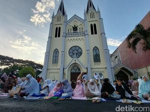 Halaman Gereja Ini Setiap Tahun Digunakan untuk Salat Id Halaman Gereja Ini Setiap Tahun Digunakan untuk Salat Id
