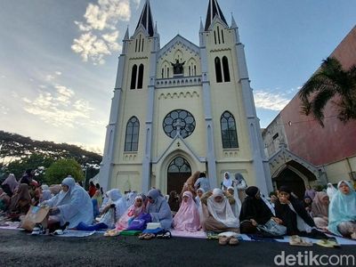 Momen Toleransi Saat Warga Malang Salat Id di Halaman Gereja Kayutangan