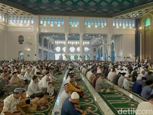 Khusyuknya Puluhan Ribu Jemaah Salat Id di Masjid Al Akbar Surabaya