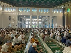 Khusyuknya Puluhan Ribu Jemaah Salat Id di Masjid Al Akbar Surabaya