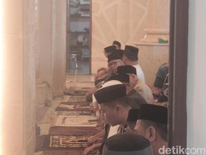 Suasana Salat Idul Fitri 1446 H di Masjid Raya Makassar Dipenuhi Jemaah
