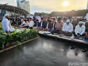 Appi-Danny Salat Idul Fitri 1446 H di Lapangan Karebosi Makassar Appi-Danny Salat Idul Fitri 1446 H di Lapangan Karebosi Makassar