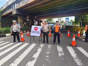 Ramai Peziarah, Lalin Menuju TPU Tanah Kusir Dialihkan