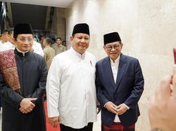 Senyum Pramono Anung Saat Ngobrol dengan Prabowo di Istiqlal