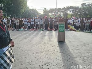 Pecalang Jaga Ribuan Umat Islam Salat Id di Lapangan Lumintang Denpasar Pecalang Jaga Ribuan Umat Islam Salat Id di Lapangan Lumintang Denpasar