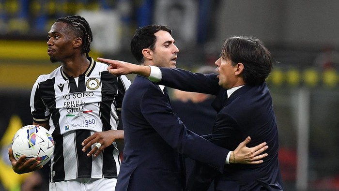 Soccer Football - Serie A - Inter Milan v Udinese - San Siro, Milan, Italy - March 30, 2025 Inter Milan coach Simone Inzaghi reacts after being shown a red card REUTERS/Jennifer Lorenzini