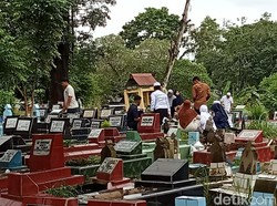 TPU di Palembang Dipadati Warga Usai Salat Id