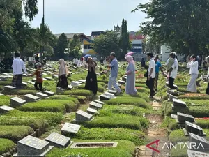 Rela Macet-macetan hingga Rebutan Parkir demi Ziarah Usai Salat Id