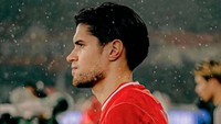 Kevin Diks memberi ucapan Selamat Idulfitri dengan foto menjelang laga Timnas saat memasuki lapangan. (Foto: dok.Instagram)
