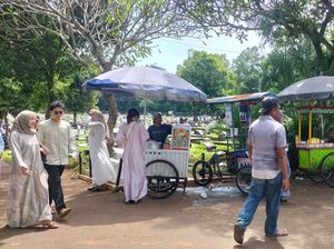 Peziarah Makam Ramai Datangi TPU Tanah Kusir Hari Pertama Idul Fitri
