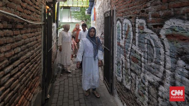 Suasana sanak keluarga bersilahturahmi di kawasan Manggarai Utara usai melaksanakan salat Ied. Jakarta, Senin, 31 Maret 2025. (CNN Indonesia/Adhi Wicaksono)