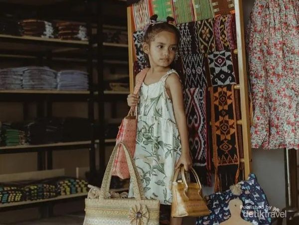 Di Sini Sarang Kaos Labuan Bajo yang Penuh Cerita Unik