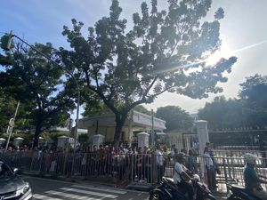 Antrean Warga Mengular Jelang Open House Perdana Prabowo di Istana Jakarta Antrean Warga Mengular Jelang Open House Perdana Prabowo di Istana Jakarta
