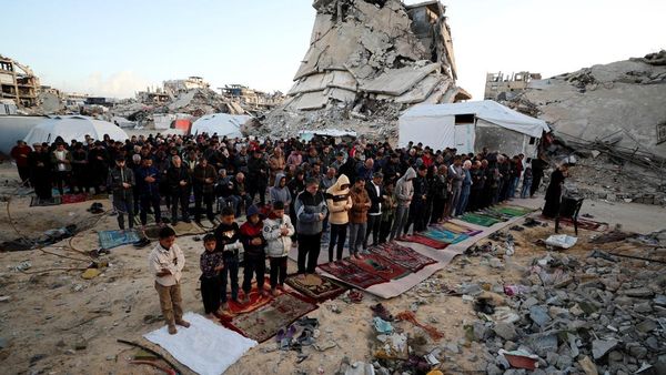 Warga Gaza Salat Idul Fitri di Antara Reruntuhan Bangunan