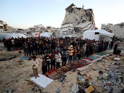 Kala Warga Gaza Palestina Salat Id di Tengah Reruntuhan Bangunan