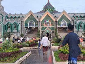 Salat Idul Fitri di Masjid Al Markaz Al Islami, Jemaah Mulai Berdatangan