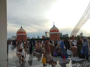 Khotbah Salat Idul Fitri di Masjid 99 Kubah Makassar: Keajaiban Sebuah Doa Khotbah Salat Idul Fitri di Masjid 99 Kubah Makassar: Keajaiban Sebuah Doa