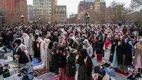 Warga Muslim AS Salat Id di Washington Square Park