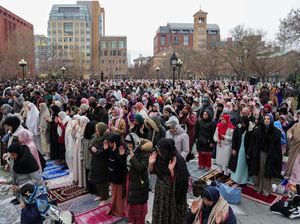 Warga Muslim AS Salat Id di Washington Square Park