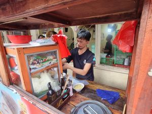 Warung Bakso di Petamburan Laris Manis Saat Lebaran, Siapkan 800 Porsi Sehari Warung Bakso di Petamburan Laris Manis Saat Lebaran, Siapkan 800 Porsi Sehari