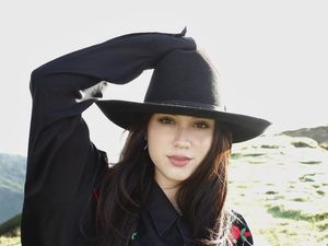 Potret Si Cantik Yasmin Napper Liburan di Timor Leste