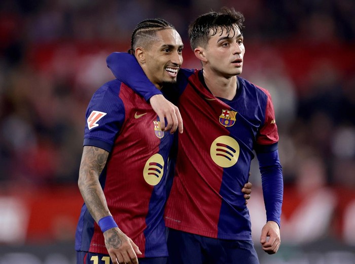 SEVILLA, SPAIN - FEBRUARY 9: Raphinha of FC Barcelona, Pedri of FC Barcelona celebrating 1-4 during the LaLiga EA Sports  match between Sevilla v FC Barcelona at the Estadio Ramon Sanchez Pizjuan on February 9, 2025 in Sevilla Spain (Photo by Eric Verhoeven/Soccrates/Getty Images)