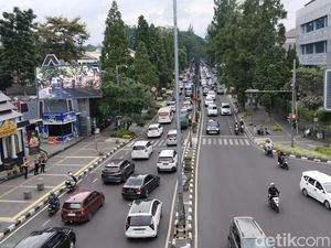 Jabar Hari Ini: Lubang di Jalan Dago Bikin Mahasiswa UPI Operasi Rahang Jabar Hari Ini: Lubang di Jalan Dago Bikin Mahasiswa UPI Operasi Rahang