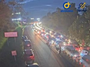 Video: Arus Lalu Lintas Menuju Puncak Padat Malam Ini Video: Arus Lalu Lintas Menuju Puncak Padat Malam Ini