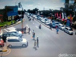 Akses Tol Bandar Arah Perak Jombang Macet Panjang