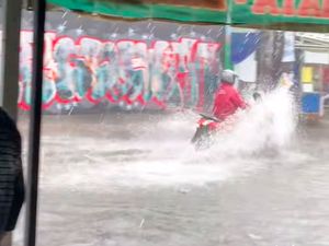 Sejumlah Titik di Tangerang Tergenang Banjir di Hari Kedua Lebaran Sejumlah Titik di Tangerang Tergenang Banjir di Hari Kedua Lebaran