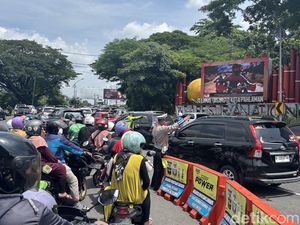Hari Kedua Lebaran, Bundaran Waru-Jalan Ahmad Yani Padat Hari Kedua Lebaran, Bundaran Waru-Jalan Ahmad Yani Padat