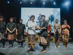Tutup Festival Seni Budaya Desa Adat Kuta, Adi Arnawa Beri Bantuan Rp 50 Juta