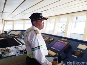 Cerita Dwi Irianto, Nakhoda KMP Sebuku yang Selama 25 Tahun Berlebaran di Laut
