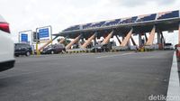 Potret Exit Tol Bandar Ditutup Imbas Kepadatan Arteri Jombang ke Kediri