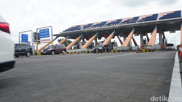 Potret Exit Tol Bandar Ditutup Imbas Kepadatan Arteri Jombang ke Kediri