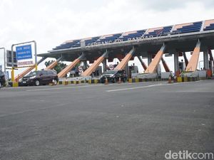 Potret Exit Tol Bandar Ditutup Imbas Kepadatan Arteri Jombang ke Kediri Potret Exit Tol Bandar Ditutup Imbas Kepadatan Arteri Jombang ke Kediri