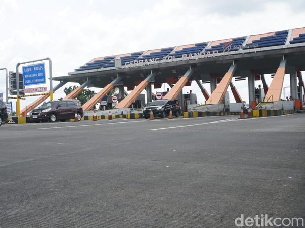 Potret Exit Tol Bandar Ditutup Imbas Kepadatan Arteri Jombang ke Kediri