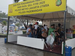 Hujan Guyur Ancol Saat Libur Lebaran, Warga: Niatnya Berlibur, Malah Berlindung