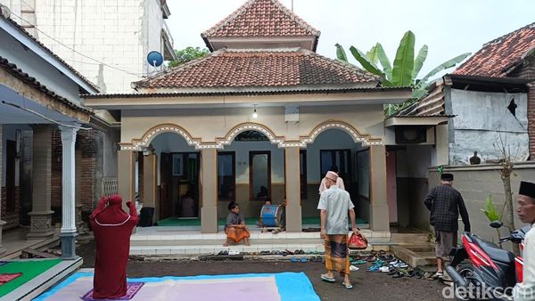 Khusyuknya Jemaah Aboge Probolinggo yang Baru Laksanakan Salat Id